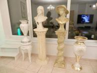 Sochy busty na vysokém podstavci a vázy